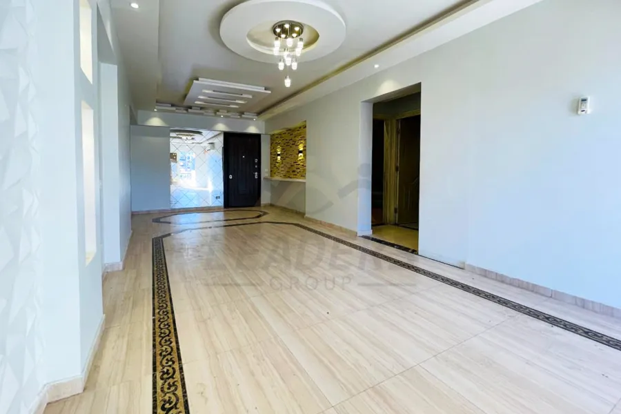 شقة للايجار 210 م سان ستيفانو (علي الترام مباشره)