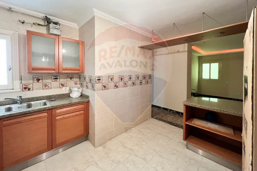 شقة للإيجار 300 م محطة الرمل (علي الترام مباشر)