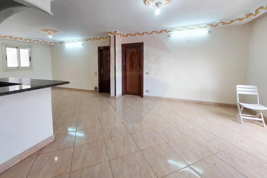 شقة للإيجار 120 م كامب شيزار (خطوات من للبحر)