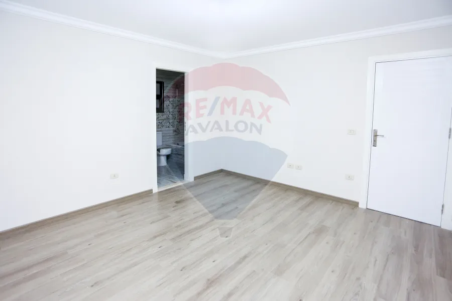 شقة للبيع 174 م سموحة (ابراج إيست تاور- ش مدرسة الريادة)