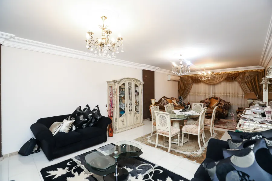 شقة للبيع 200 م سموحة (ش الفردوس - المربع الذهبي)