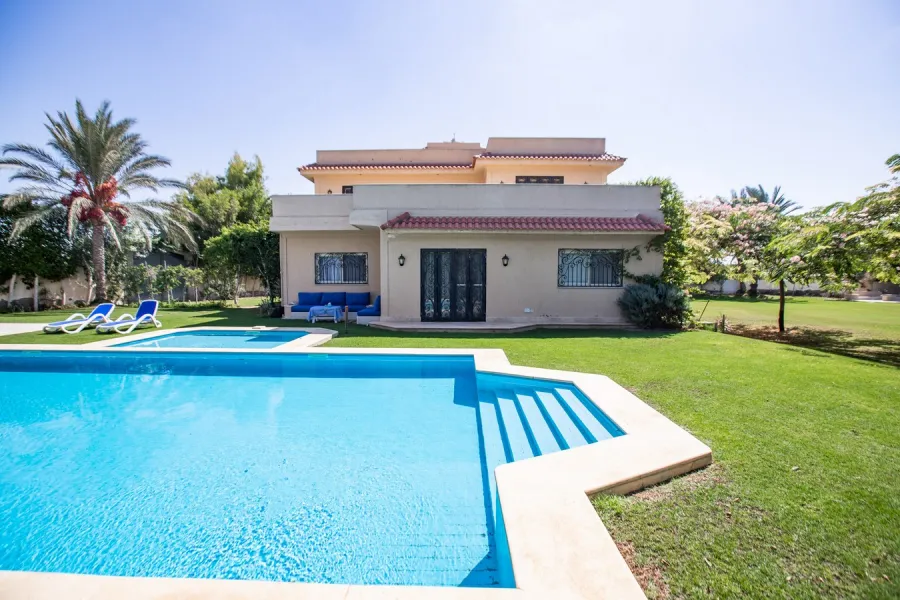 فيلا للإيجار 4500م بكينج مريوط  (بجوار مطار برج العرب)