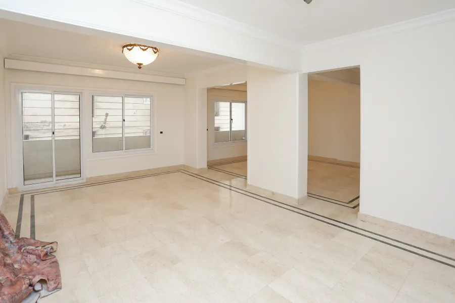 شقة للبيع 185م لوران (عمارة سيف - بجوار قصر منصور-  خطوات من البحر)