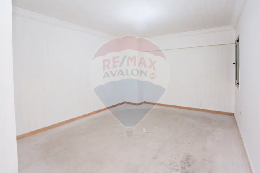 شقه للبيع 215 م رشدي (ش ابو قير مباشرة)