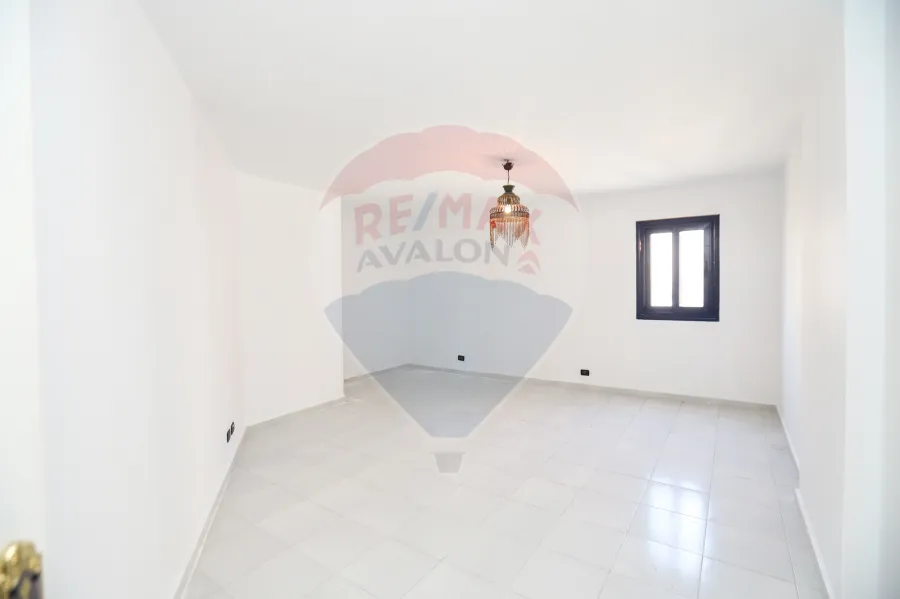 شقه دوبليكس للبيع 230 م السرايا (خطوات من البحر)