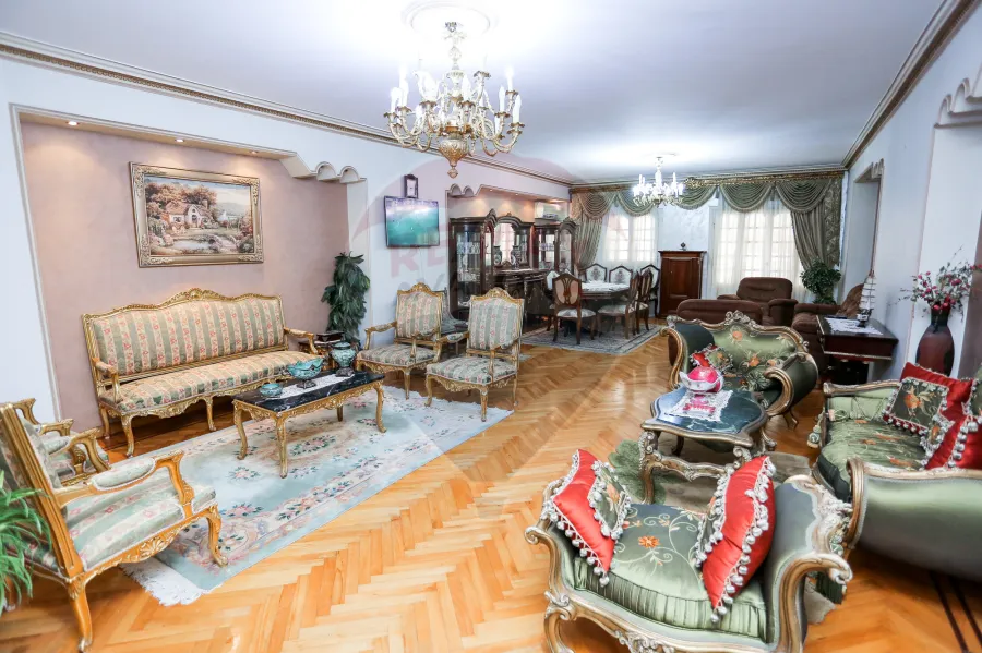 شقة للبيع 240 م ستانلي (ش عبد العزيز فهمي)