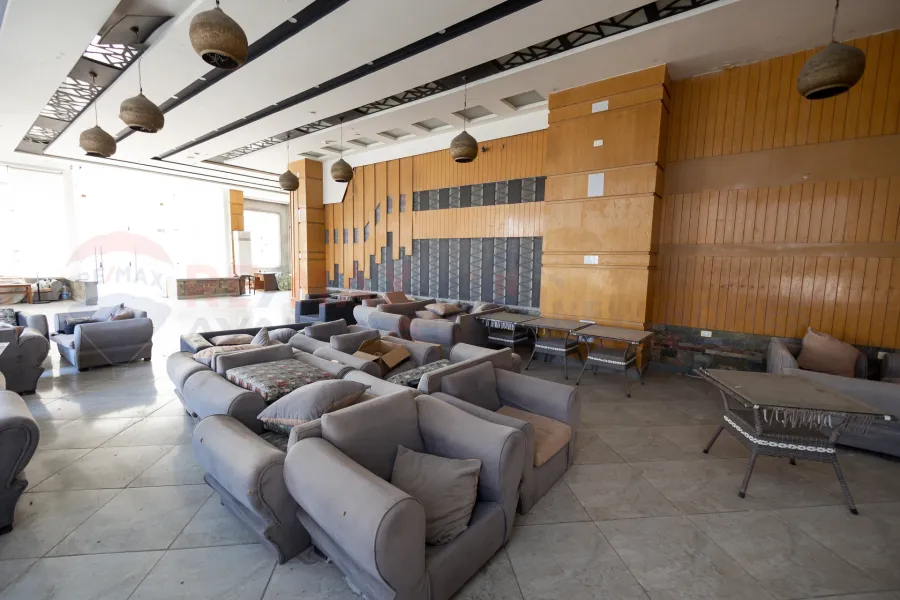 محل للبيع 333 م + 250 م بدروم المعمورة الشاطئ ( بالقرب من البحر - برج براند )