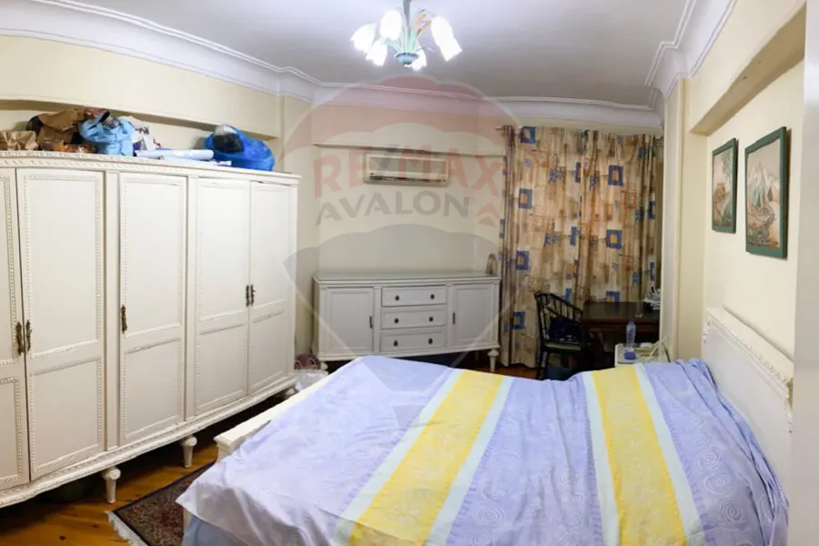 شقة للإيجار 250 م جناكليس (ش أبوقير مباشرةً)