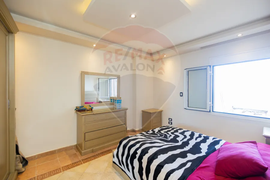 شقة للبيع 140 م المندرة (أمام كوبري 45 - على البحر مباشرة)