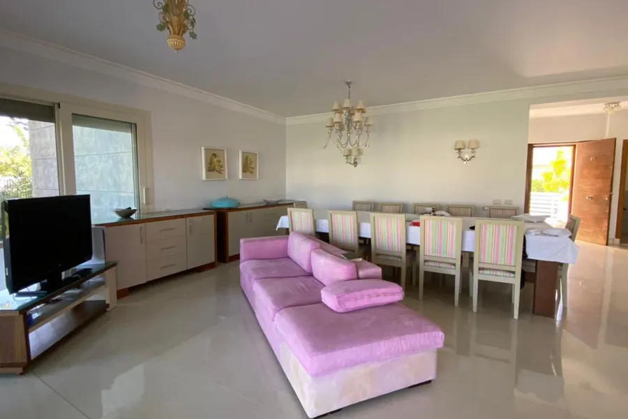 فيلا ستاند ألون كورنر (هاسيندا باي - سيدي عبد الرحمن) 1400 م + 1000 م جاردن - صف تاني بحر - 44,000,000 ج