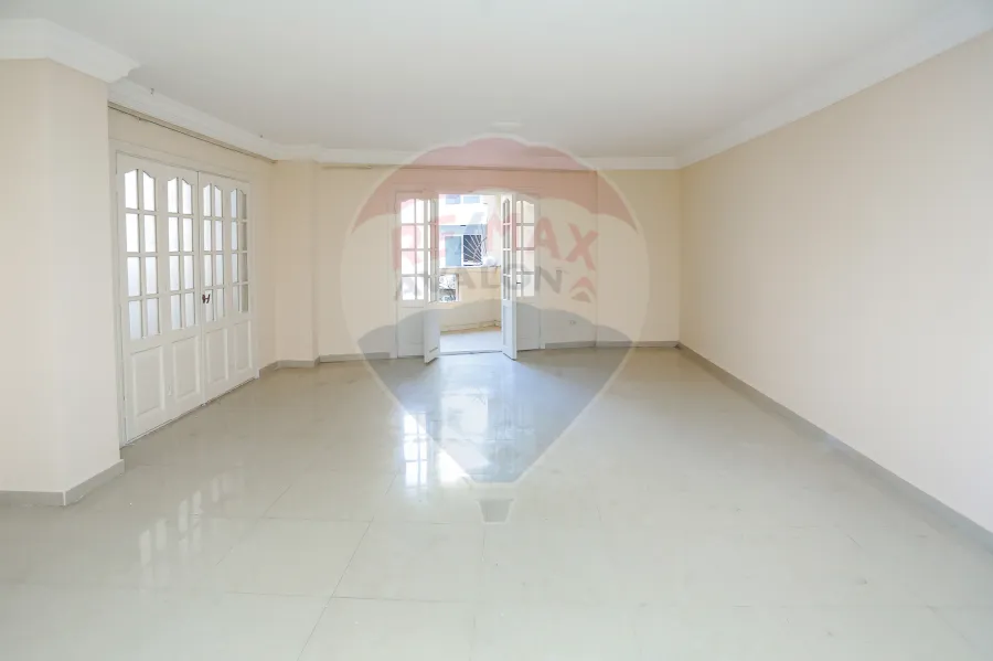 شقة للبيع 200 م سان ستيفانو ( خطوات من فندق الفورسيزون والبحر )