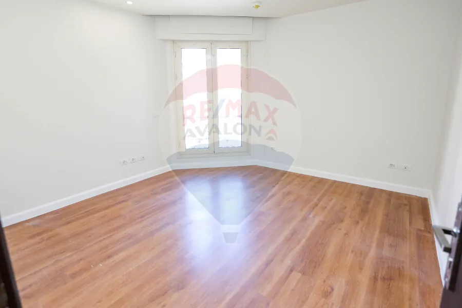 شقة للبيع 255 م سموحة (شارع فوزى معاذ الرئيسي)