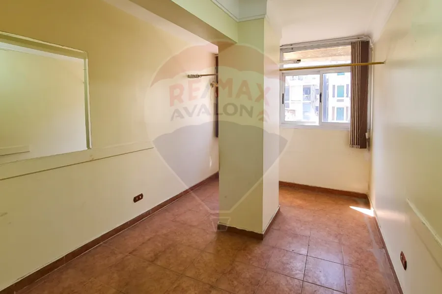 شقة إداري للايجار 65 م كامب شيزار (ش عمر لطفي)