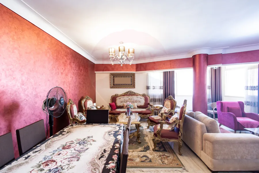 شقة للبيع 140 م ميامي (ش جمال عبد الناصر مباشره)