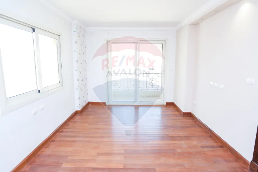 شقة للإيجار 250م سموحة (أبراج بيتك فى النادى - شارع النقل والهندسة)