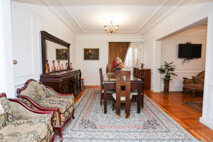 شقة للبيع 225 م ستانلي ( ش عبد العزيز فهمى - خطوات من البحر )