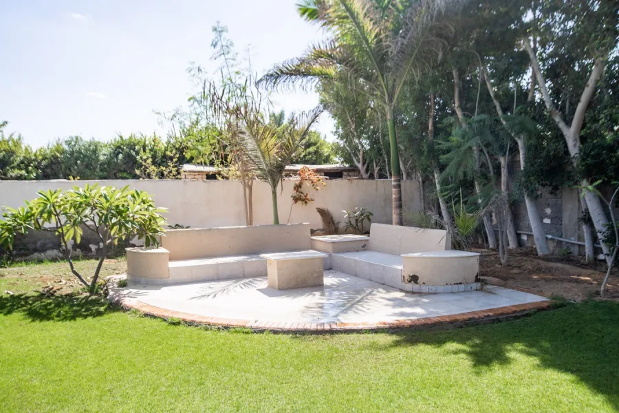 فيلا للإيجار 4500م بكينج مريوط  (بجوار مطار برج العرب)