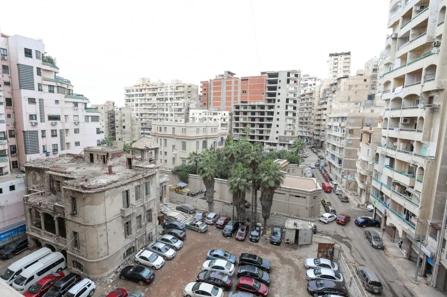 شقة للبيع 185م لوران (عمارة سيف - بجوار قصر منصور-  خطوات من البحر)