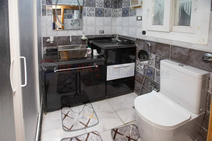 شقة للبيع 120 م لوران ( علي البحر مباشرة )