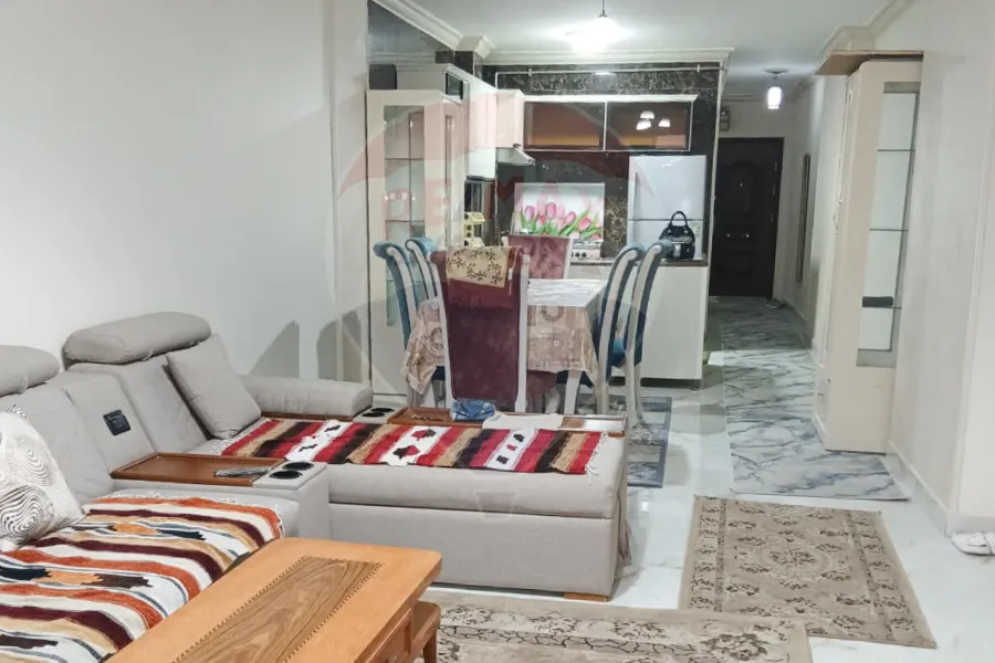 شقه للبيع 100م سيدي بشر السرايا ( خطوات من البحر)