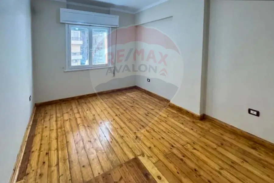 شقة للايجار 140 م سابا باشا (علي الترام مباشر)