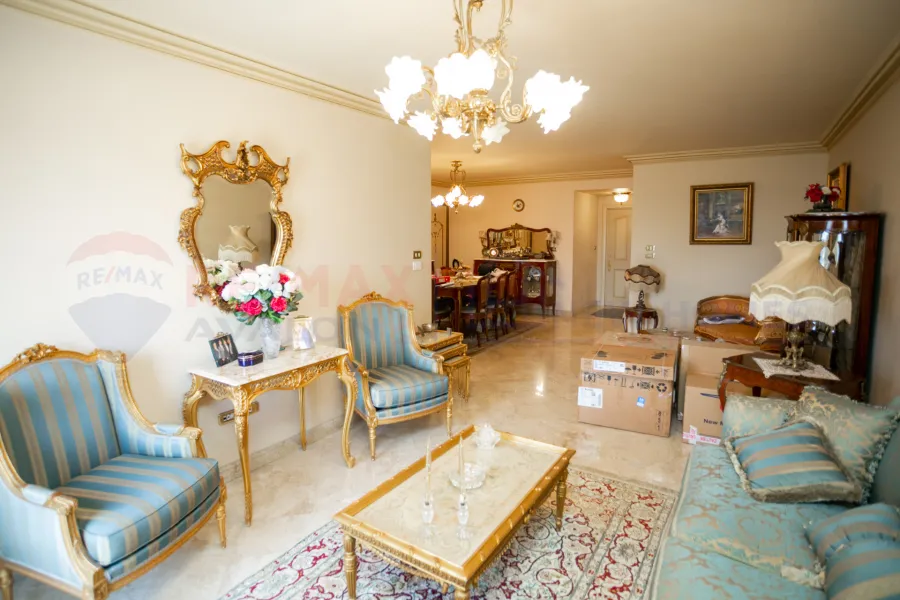 شقة للبيع 160 م كفر عبده (ش سكينة بنت الحسين)