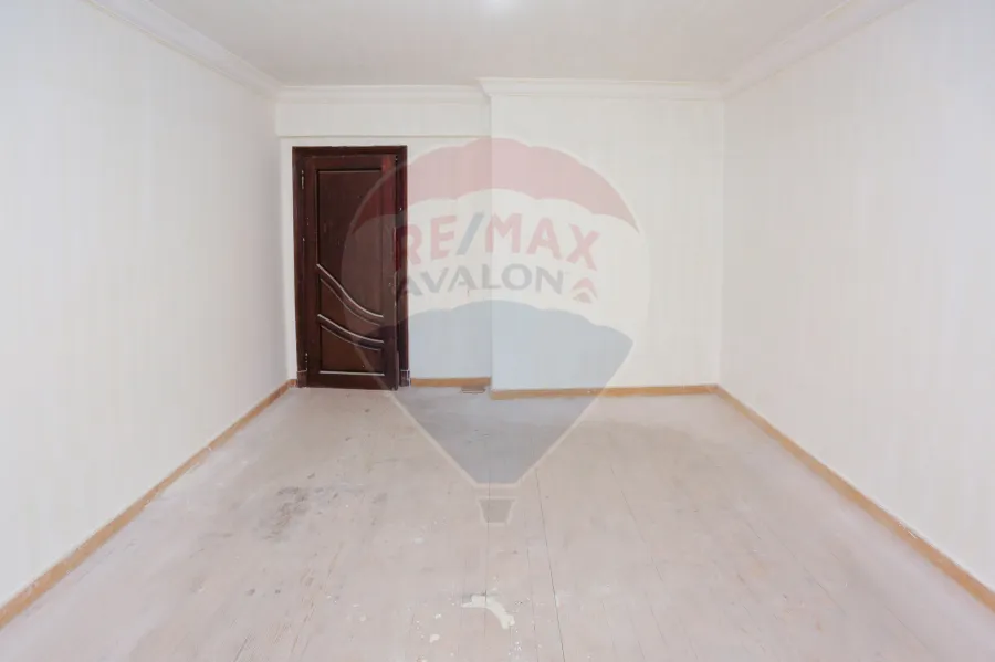 شقه للبيع 215 م رشدي (ش ابو قير مباشرة)