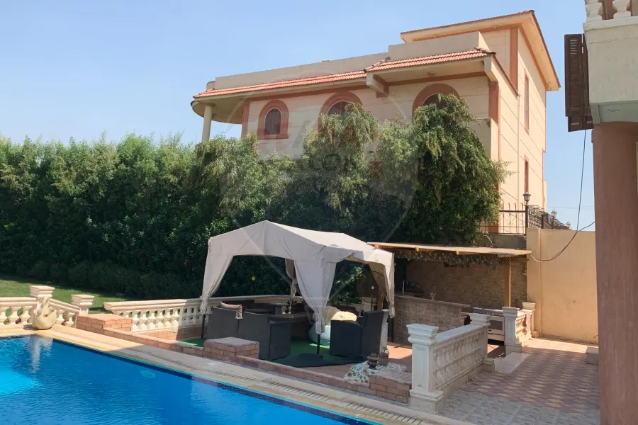 Villa registered blue contract for sale king Mariout El Kafoury Main road (Venesia Compound)1008m
