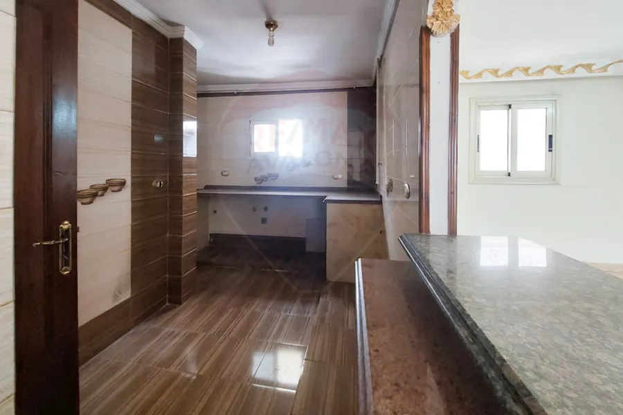 شقة للإيجار 120 م كامب شيزار (خطوات من للبحر)