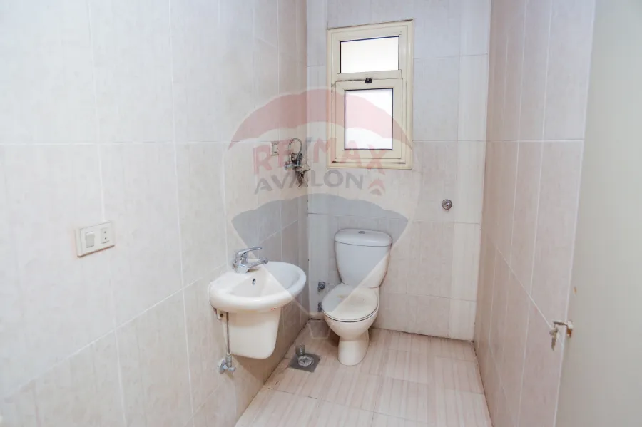 ميزانين للإيجار825 م سموحة (ش فوزى معاذ الرئيسى - خطوات من ميدان على بن أبى طالب)