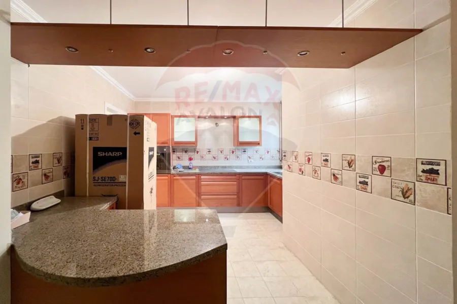 شقة للإيجار 300 م محطة الرمل (علي الترام مباشر)