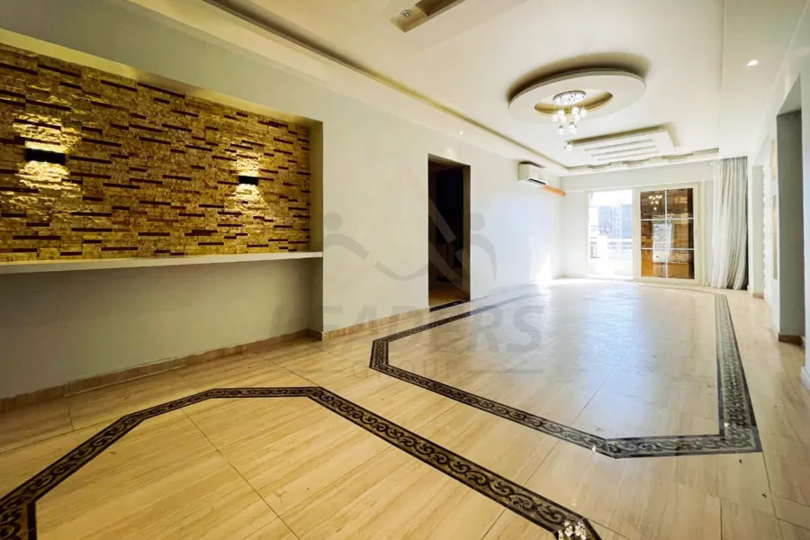 شقة للايجار 210 م سان ستيفانو (علي الترام مباشره)