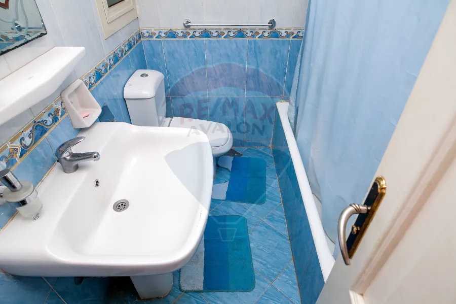 شقة للإيجار المفروش  195م رشدى (على الترام مباشرة)