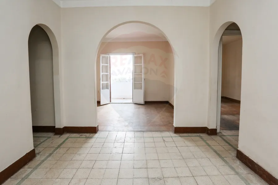 شقة اداري او سكني للايجار 100 م الأزاريطة (خطوات من البحر)