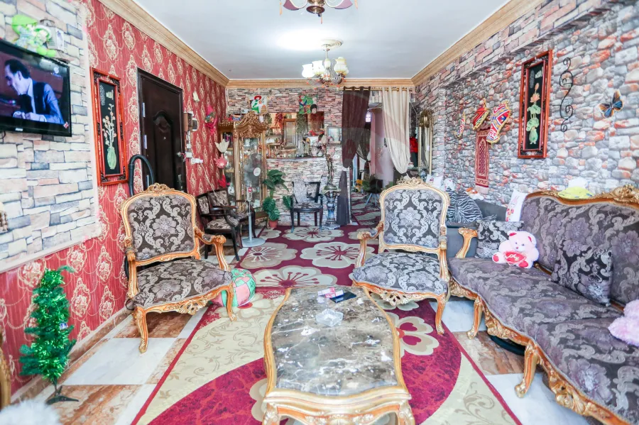 شقه للبيع 96 م كامب شيزار (خطوات من شارع كلية الهندسه)