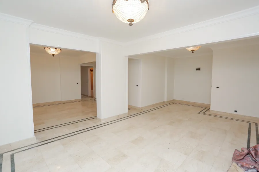 شقة للبيع 185م لوران (عمارة سيف - بجوار قصر منصور-  خطوات من البحر)