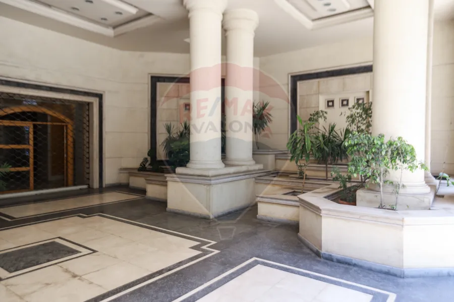 شقه للبيع 248 م سموحة (شارع فوزي معاذ الرئيسى)