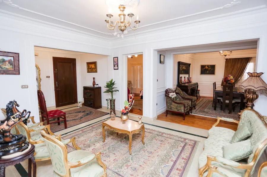 شقة للبيع 225 م ستانلي ( ش عبد العزيز فهمى - خطوات من البحر )