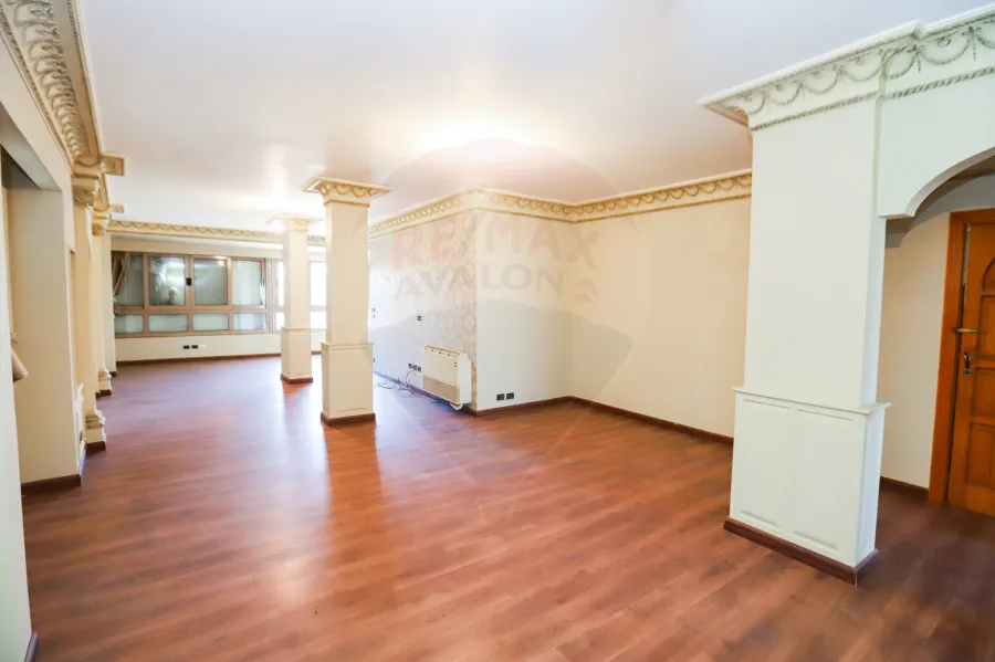 شقة للبيع 275م سموحة  (  ش بهاء الدين الغتوري )