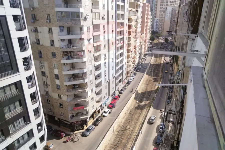 شقة للايجار 220 م لوران (ش عبد السلام عارف علي الترام )