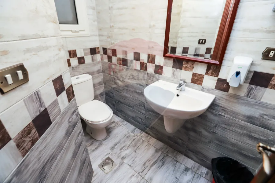 مقر ادارى للبيع 140 م جناكليس ( شارع أبوقير الرئيسي )