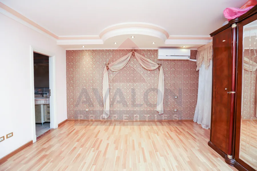 شقة للايجار220 م سموحة (ش بهاء الدين الغتورى)