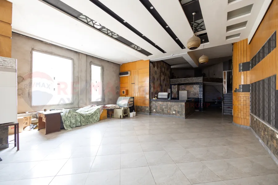 محل للبيع 333 م + 250 م بدروم المعمورة الشاطئ ( بالقرب من البحر - برج براند )