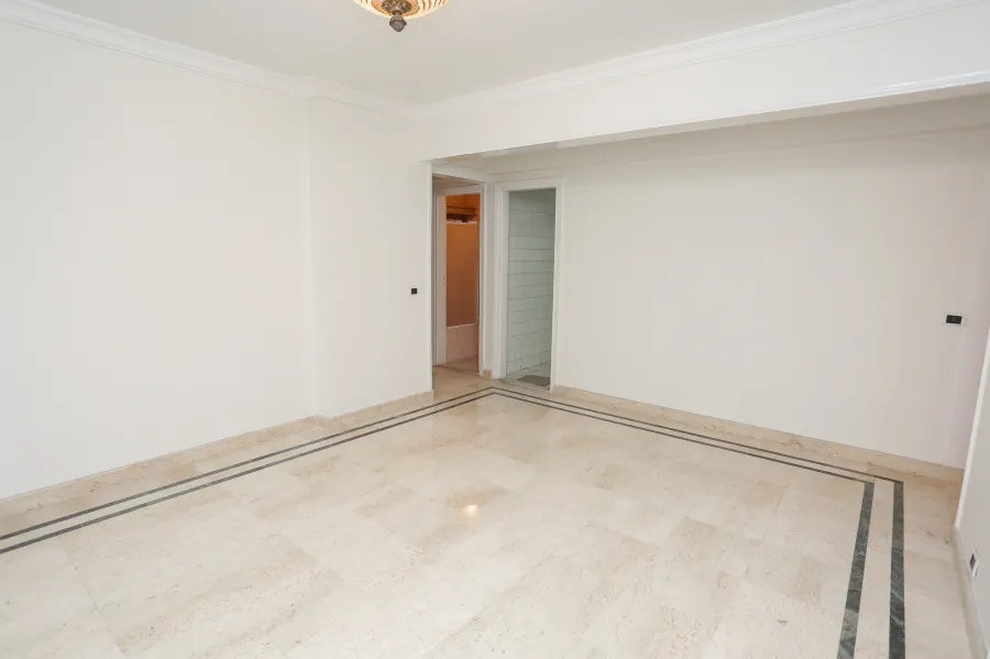 شقة للبيع 185م لوران (عمارة سيف - بجوار قصر منصور-  خطوات من البحر)