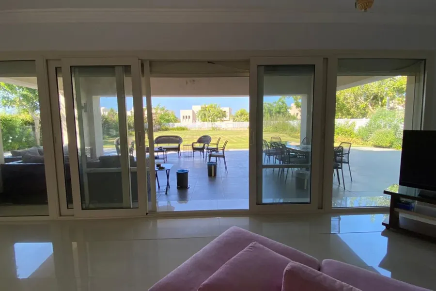 فيلا ستاند ألون كورنر (هاسيندا باي - سيدي عبد الرحمن) 1400 م + 1000 م جاردن - صف تاني بحر - 44,000,000 ج