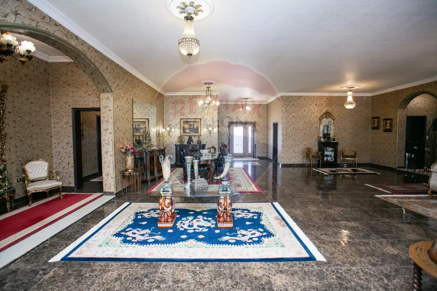 فيلا للبيع 4200 م كينج مريوط ( 2 نمرة من طريق الكافورى - أمام بوابة كينج هايتس )