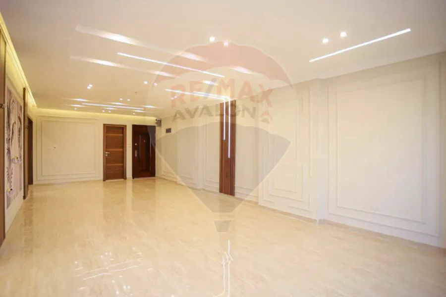 شقة للبيع 165 م سبورتنج (خطوات من البحر)