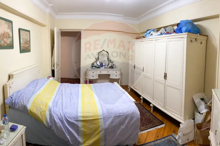 شقة للإيجار 250 م جناكليس (ش أبوقير مباشرةً)