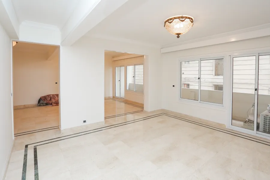 شقة للبيع 185م لوران (عمارة سيف - بجوار قصر منصور-  خطوات من البحر)