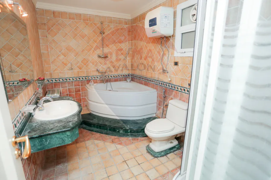 شقة للبيع 250 م لوران ( شارع الاقبال - خطوات من البحر  )